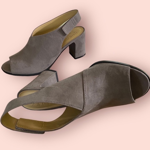 NATURALIZER“PRESTON”TAUPE faux suede open-toe sandal velcro strap. EUC like new! - Picture 1 of 15